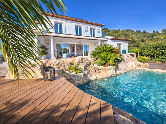 HYERES – MAGNIFIQUE MAISON EN POSITION DOMINANTE – VUE PANOR