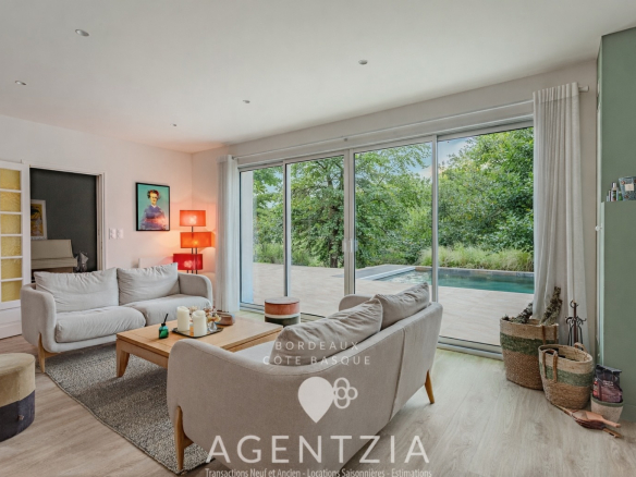 ASCAIN Maison rénovée avec piscine chauffée en pierre de Bal