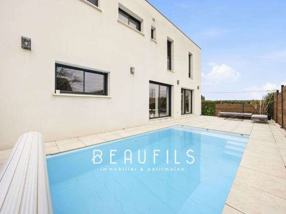 Maison 5 pièces avec piscine chauffée et garage