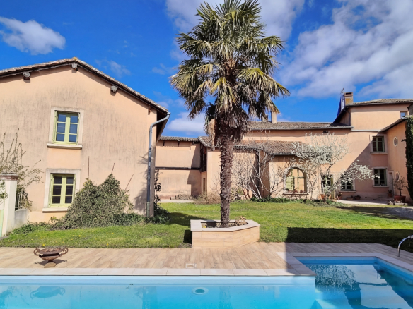 Charming property ideal for a large family, inter-project