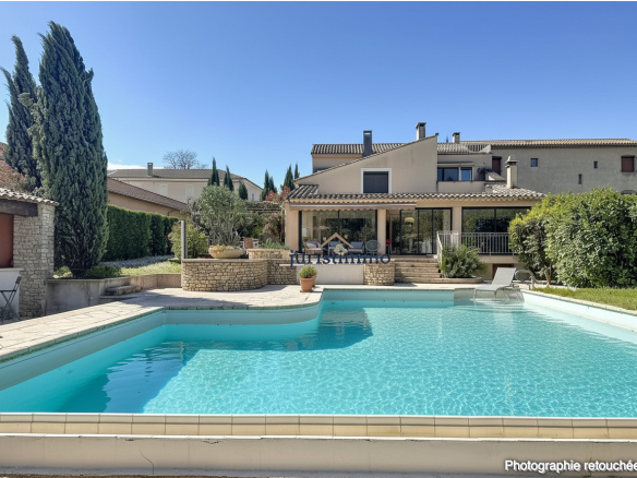 Sablet   Ancienne magnaneraie avec piscine, parkings et vue