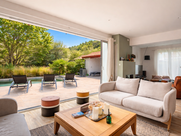ASCAIN Renovated house with heated stone swimming pool