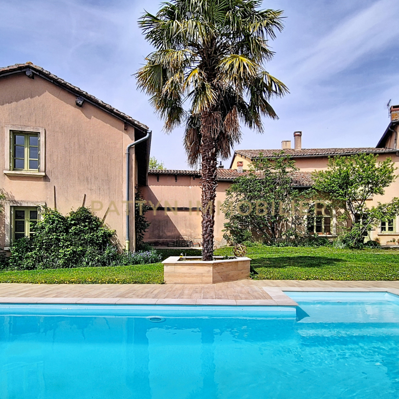 BEAUTIFULLY RENOVATED APARTMENT – CLOSE TO THE HEART OF THE VILLAGE