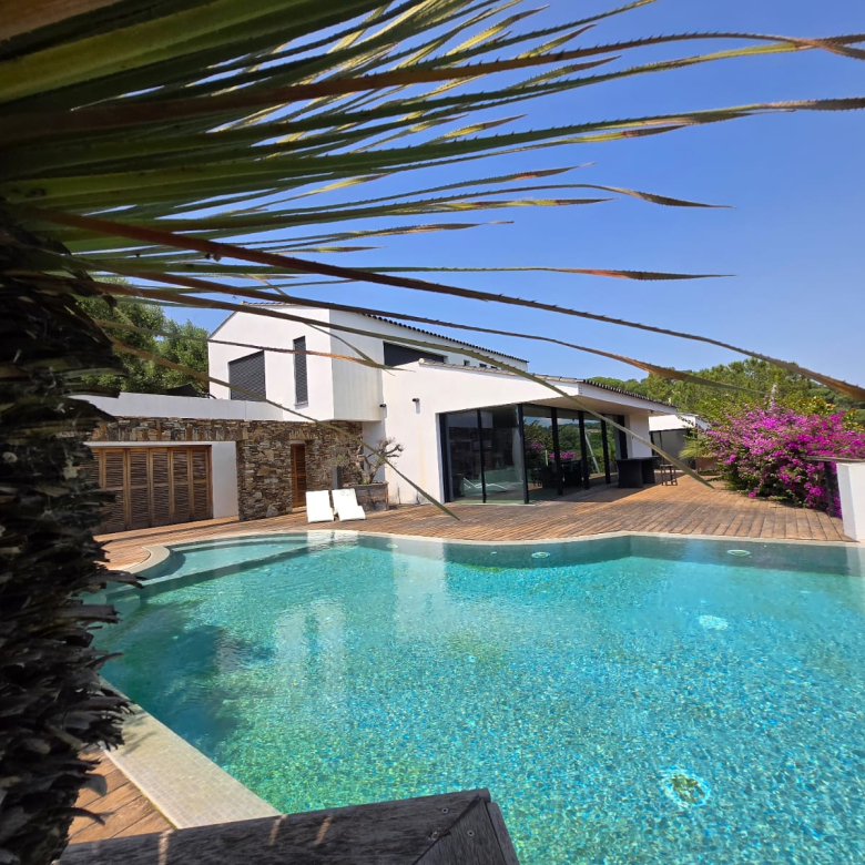 HYERES – MAGNIFIQUE MAISON EN POSITION DOMINANTE – VUE PANOR