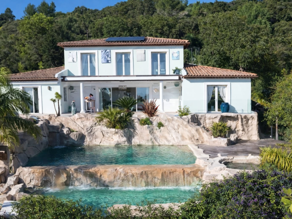 HYERES – MAGNIFIQUE MAISON EN POSITION DOMINANTE – VUE PANOR