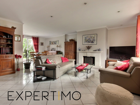 KAUFMAN &amp; BROAD DETACHED HOUSE – SOUGHT-AFTER AREA – PR