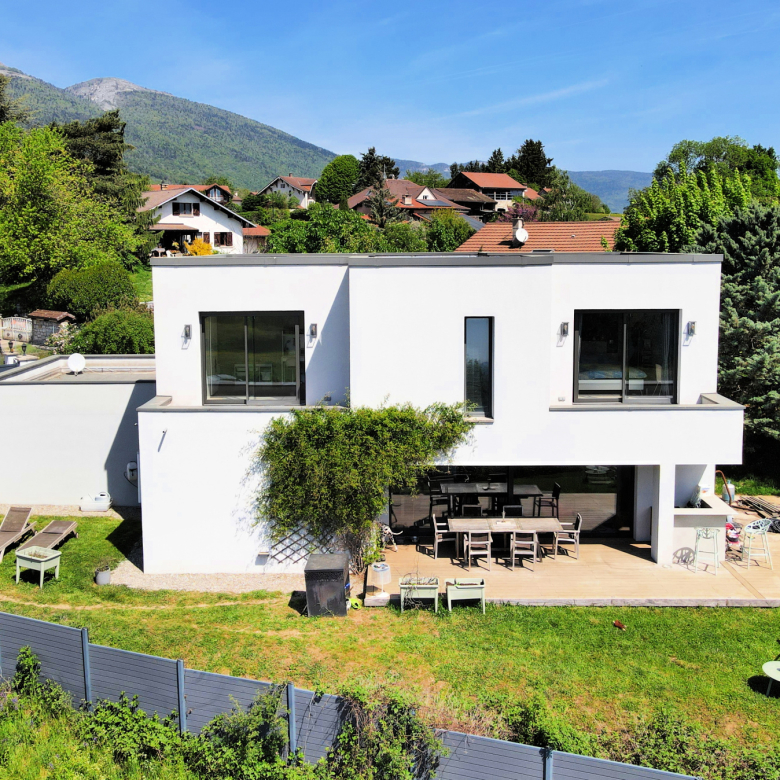 Grande maison plus 3 appartements loués