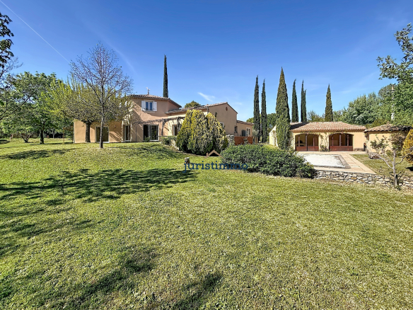 Une propriété provençale confidentielle dans un écrin de ver