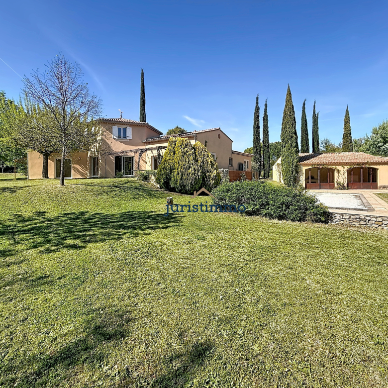 À seulement quelques minutes de Vaison-la-Romaine (6 km), da