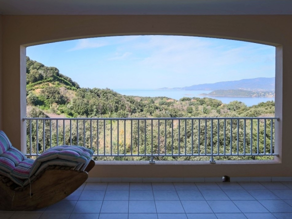 Villa 270 m2 on 2,927 m2 of land in Calcatoggio