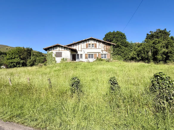 House to renovate in a quiet location with views of La Rhune