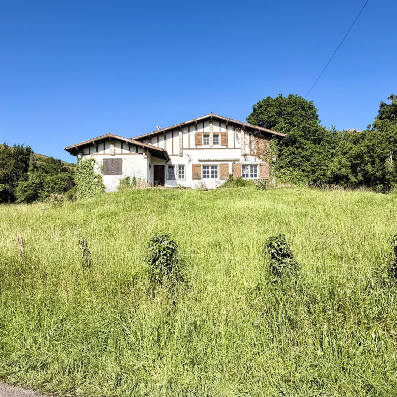Exclusive – Sète – Post-Haussmannian apartment with garden