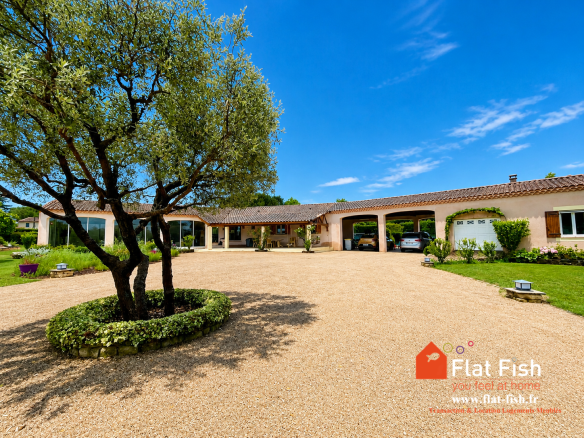 VILLA de plain pied au coeur de la Garrigue avec PISCINE COUV