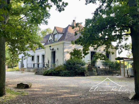 Country bourgeois house with spa and equestrian facilities