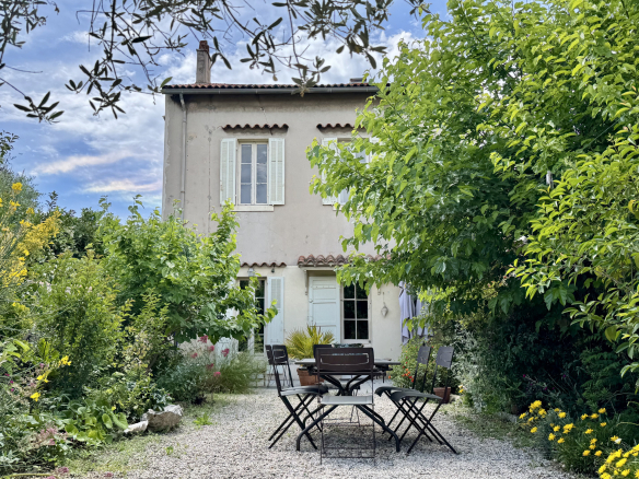 PROPRIÉTÉ SUR LA CORNICHE