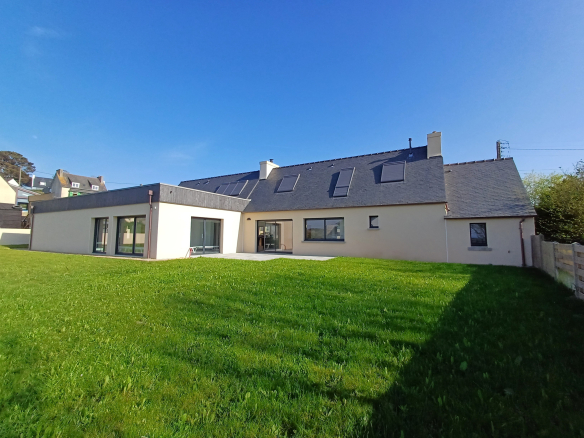 Plougasnou sea view, Breton stone house completely renovated