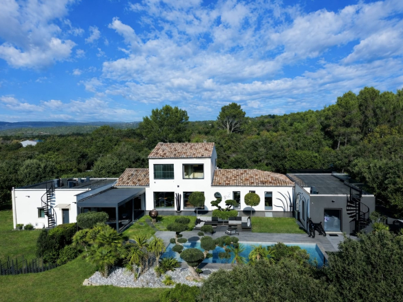 EXCEPTIONAL PROPERTY – ELEGANCE AND REFINEMENT – GORDES