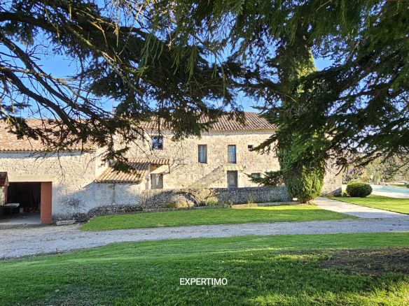 PROPRIÉTÉ DE CARACTÈRE AVEC VUE PANORAMIQUE   DOMAINE RÉNOVÉ