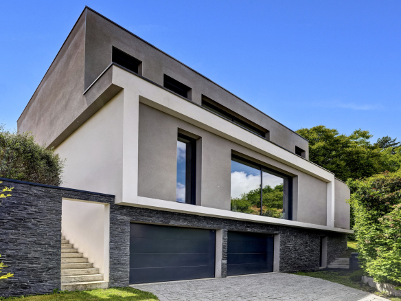 CEYRAT Contemporary architect-designed house with swimming pool and v