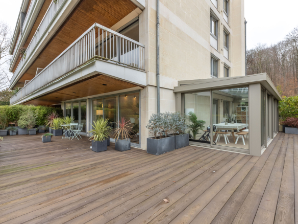 An unusual apartment in a prestigious condominium. Effect