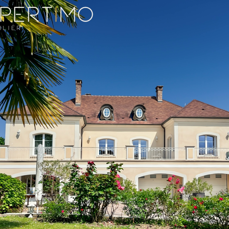 Charming house with swimming pool and wooded grounds