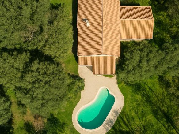 Charming house with swimming pool and wooded grounds