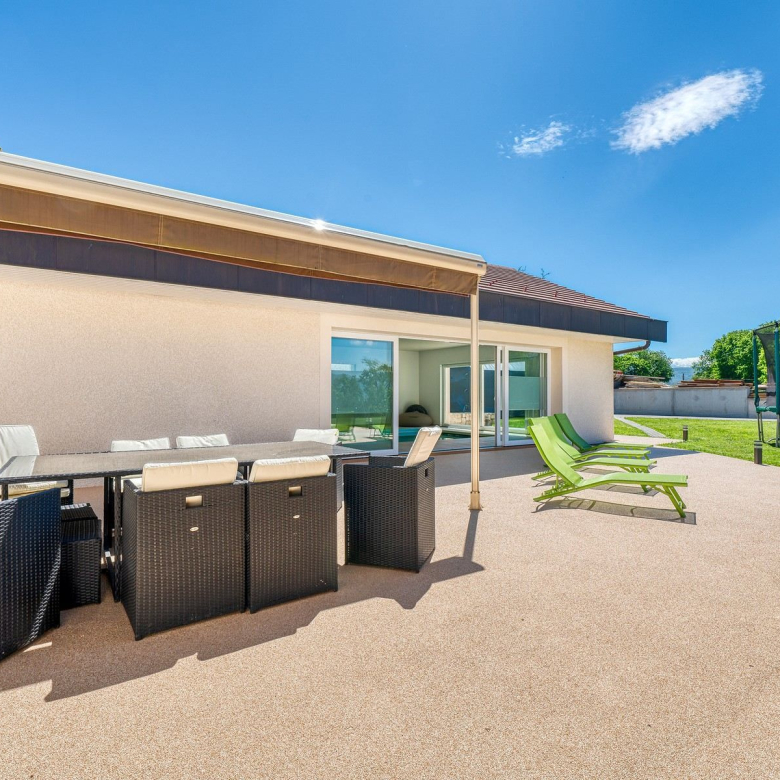 House with 2 apartments, a 4-room apartment, a 3-room apartment and an outbuilding.