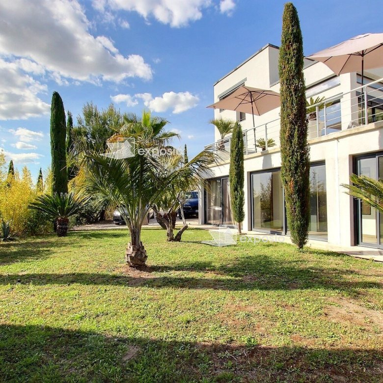 House with 2 apartments, a 4-room apartment, a 3-room apartment and an outbuilding.