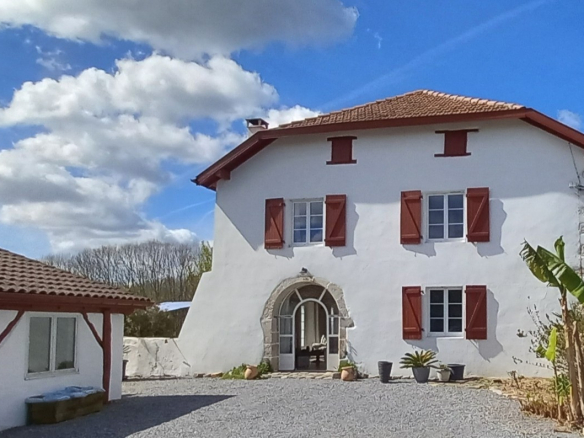 Maison avec 2 logements un T4, unT3 et une dépendance.