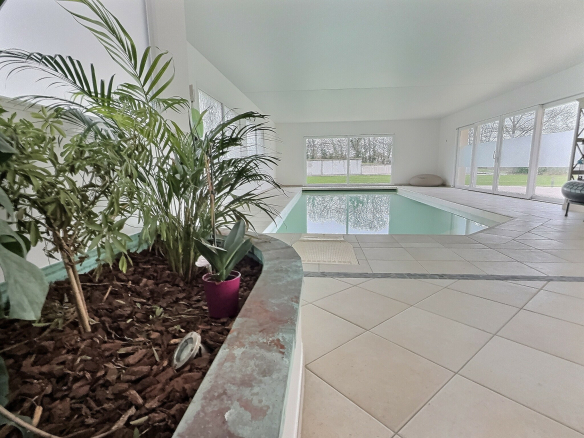 Proche Genève : Magnifique Villa de 500m2 avec piscine intér