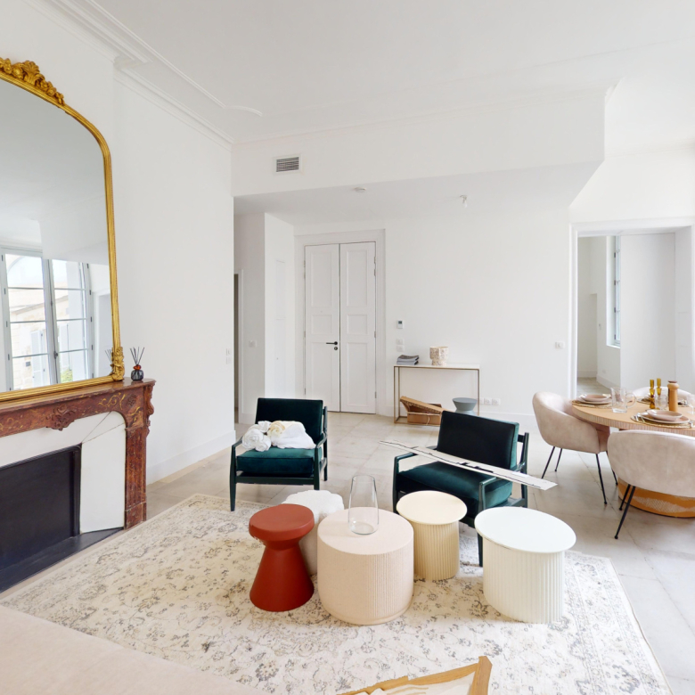 Propriété – 4 chambres, garages, jardin et piscine