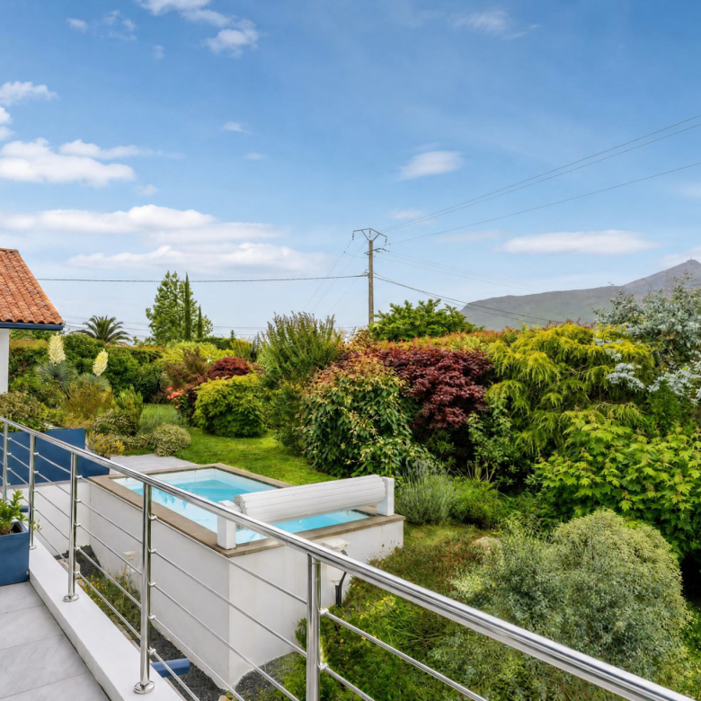 Propriété – 4 chambres, garages, jardin et piscine
