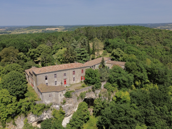 Château estate with chapel, orangery and 34 hectares