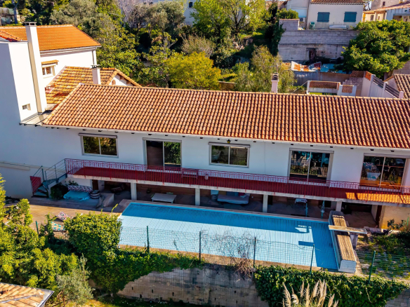 Charming 8-room family villa between Château-Gom