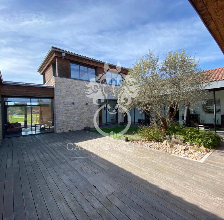 Villa de 146 m2 avec Piscine dans un Écrin de Verdure