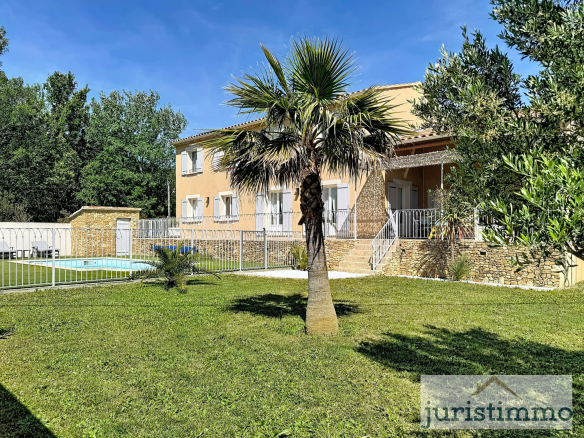 Propriété – 4 chambres, garages, jardin et piscine
