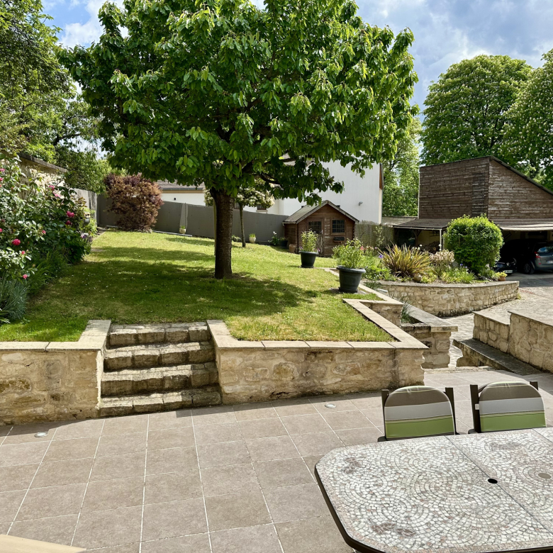 Belle propriété avec appartements loués