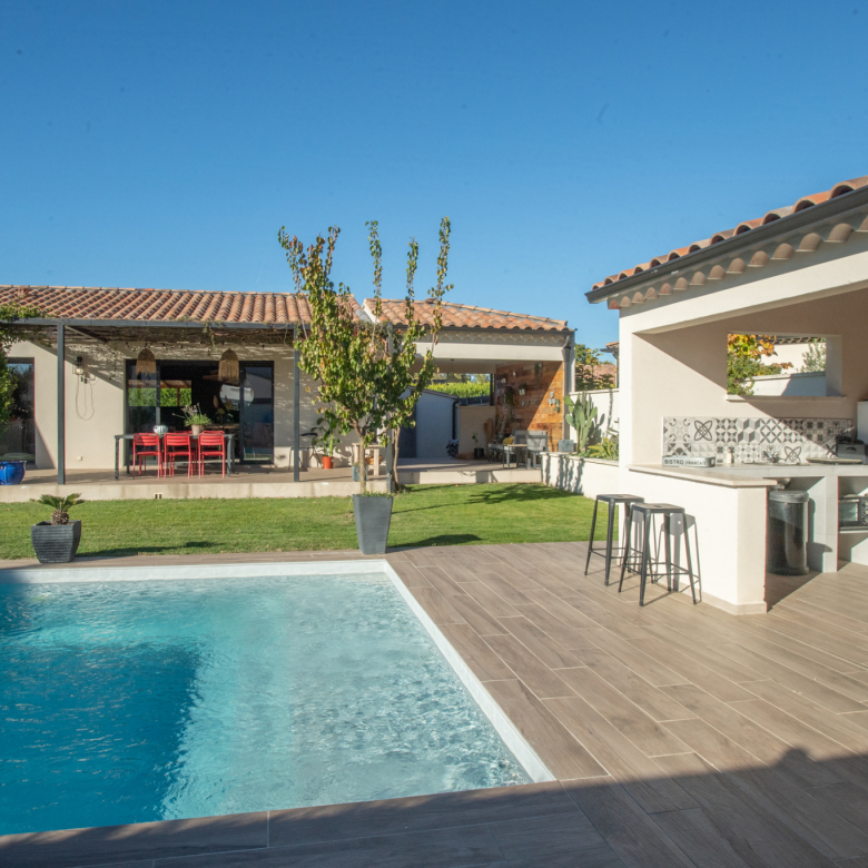 Bâtisse de caractère du XVIIIe siècle   450 m2   Coeur de Pro