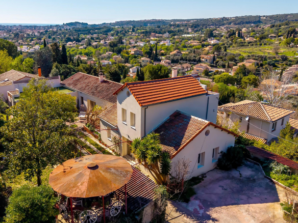 Villa familiale T8 avec beaucoup de charme entre Château-Gom