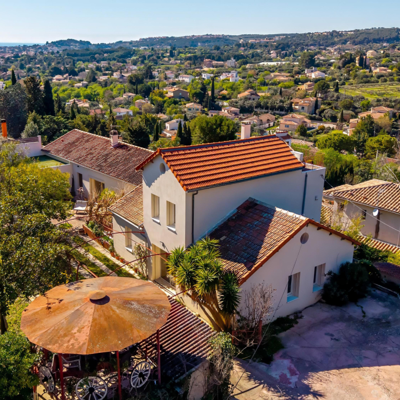 Bastide de Grand Standing : Un Écrin de Luxe et de Confort ,