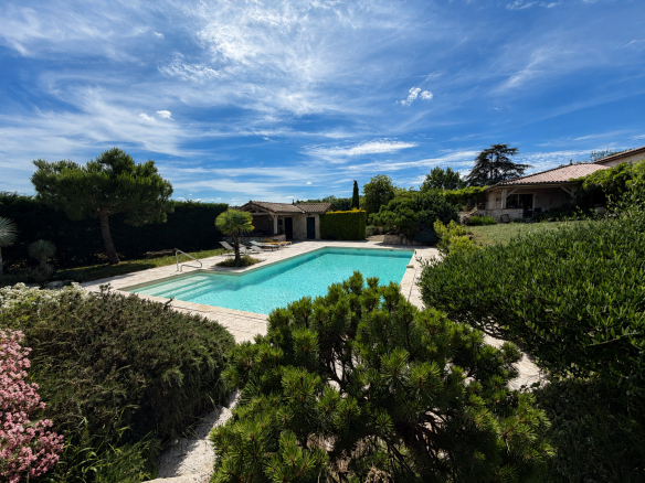 300 M2 HOUSE WITH OUTBUILDINGS, SWIMMING POOL, POOL HOUSE AND TERRACE