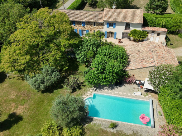 magnifique mas avec dependances et piscine