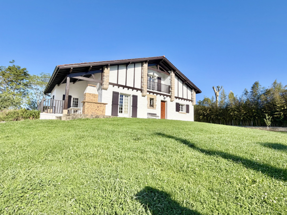 EXCLU! Maison avec vue Rhune et grand sous-sol, à deux pas d
