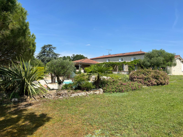 MAISON DE 300 M2 AVEC DÉPENDANCES, PISCINE, POOL HOUSE ET TE