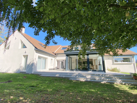 Family home of 316 m2 with swimming pool