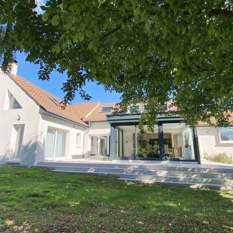 An exception in the heart of the village: a characterful house with a terrace and swimming pool