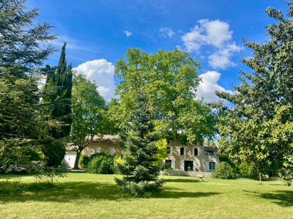 Elegant 8-hectare property in the heart of Provence.