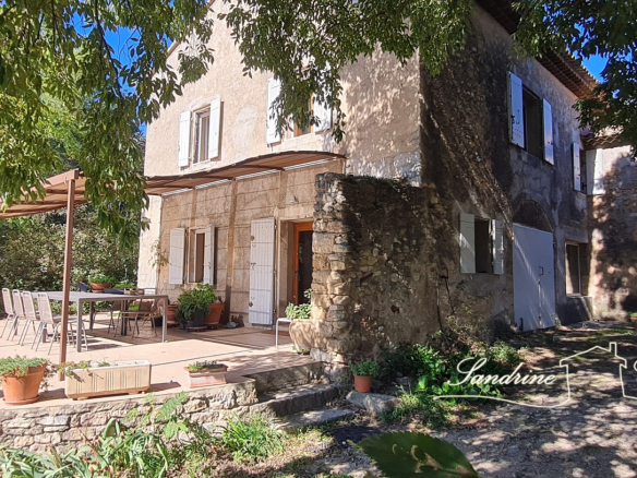 Ideal for family gatherings: Farmhouse dating from 1804 and villa