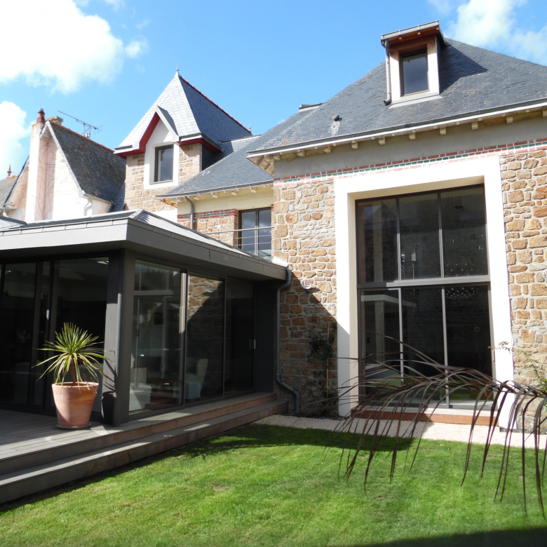Charming renovated FAMILY HOME, close to shops