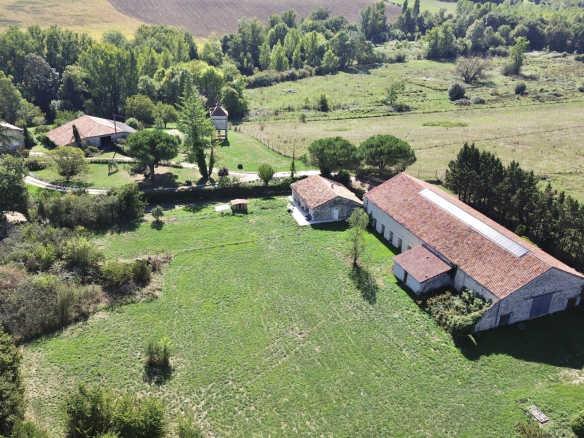 AGEN Charming estate with manor house, caretaker's house, etc.